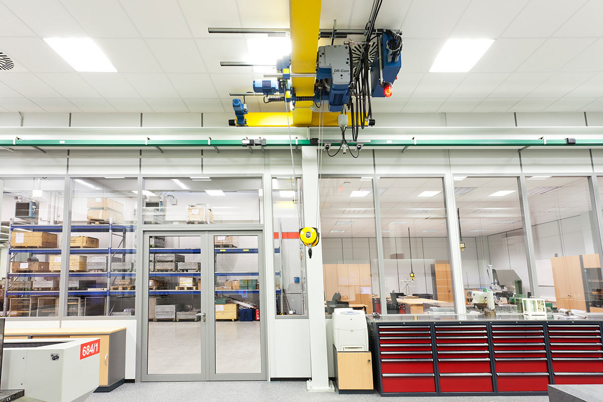 Hall office with crane installation