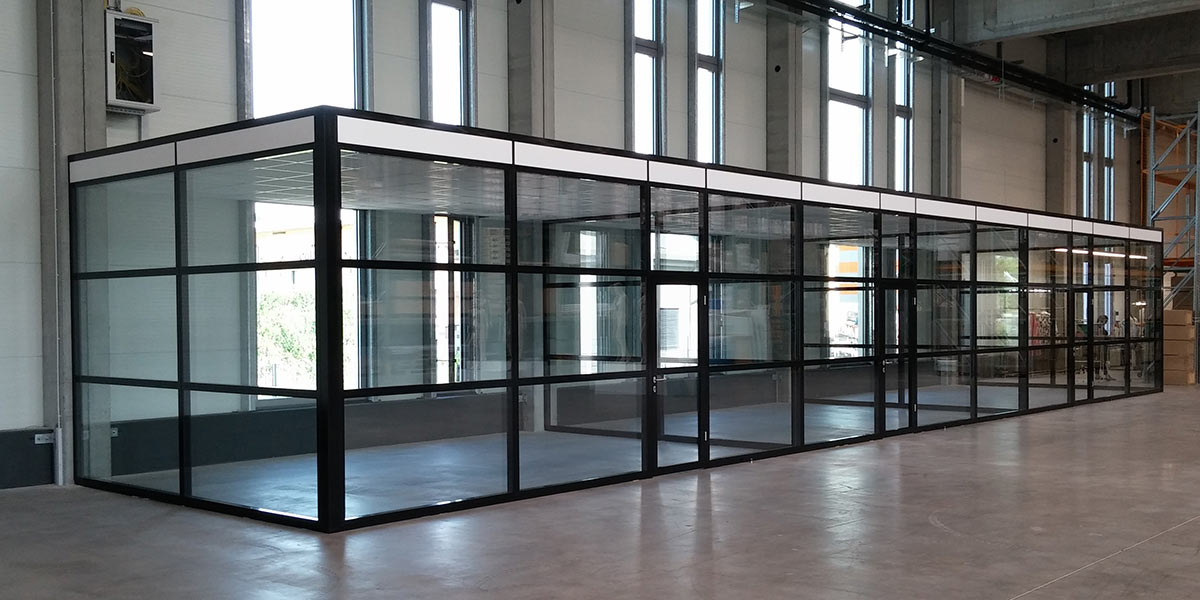 Ebenerdiges Hallenbüro mit vollflächig Glas in Halle